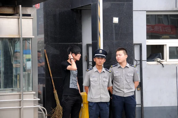 Una Periodista Izquierda Pide Los Guardias Seguridad Información Sobre Hongfei — Foto de Stock