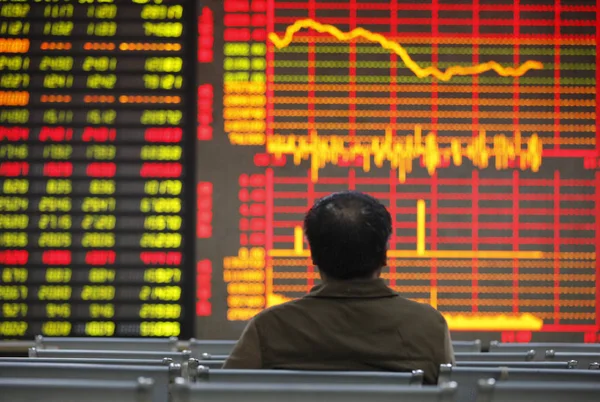 Chiński Inwestor Patrzy Indeks Giełdowy Ceny Akcji Czerwony Dla Wzrostu — Zdjęcie stockowe