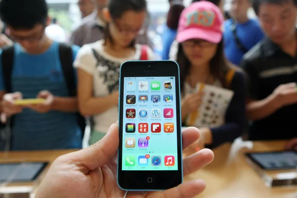 Chiński Klient Próbuje Się Nowy Smartfon Iphone Apple Sklepie Apple — Zdjęcie stockowe