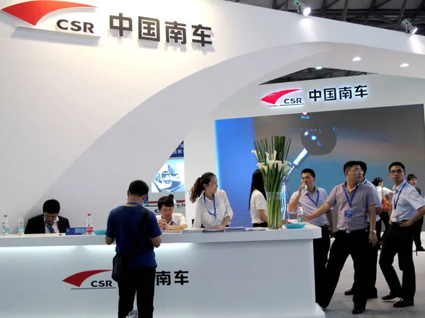 Anställda Ses Monter Csr China South Locomotive Rullande Materiel Corporation — Stockfoto