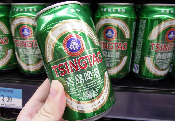 File Cliente Compra Una Lata Cerveza Tsingtao Supermercado Changzhou Provincia — Foto de Stock