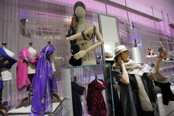 2013年10月23日 上海の上海タイムズスクエアに新しくオープンしたレーン クロフォードの旗艦店で マーケットプレイスのブティックで帽子とスカーフを試す顧客が試みる — ストック写真