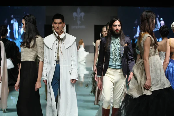 Modelleri Yeni Kreasyonlar Prophetik Defilede Shanghai Moda Hafta Ilkbahar Yaz — Stok fotoğraf