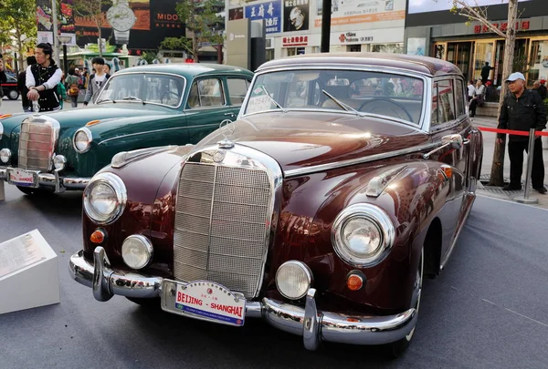 Turistler Klasik Otomobil Challenge Çin Sırasında Mercedes Benz Eski Timer — Stok fotoğraf
