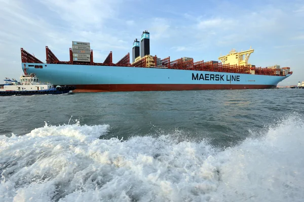 Container Ship Majestic Maersk Being Towed Tugboats Port Qingdao Qingdao — Stock Photo, Image