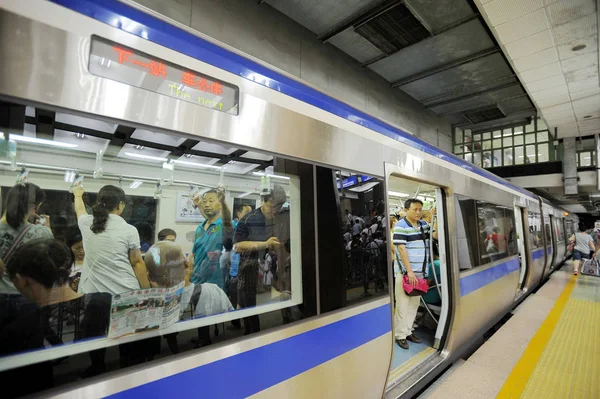 Passeggeri Sono Fotografati Treno Della Linea Della Metropolitana Una Stazione — Foto Stock