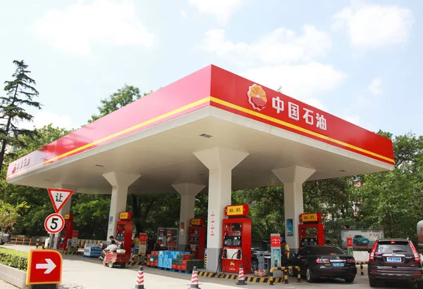 Αυτοκίνητα Περιμένουν Ανεφοδιαστούν Ένα Βενζινάδικο Της Cnpc Κίνα Εθνική Πετρελαϊκή — Φωτογραφία Αρχείου
