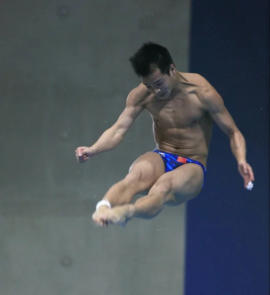 2012년 22일 올림픽 아쿠아틱에서 다이빙 월드컵 경기에서 중국의 금메달리스트 정희가 — 스톡 사진