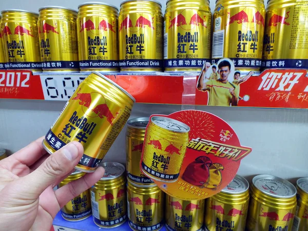 Zákazník Koupí Can Energetického Nápoje Red Bull Supermarketu Městě Yichang — Stock fotografie