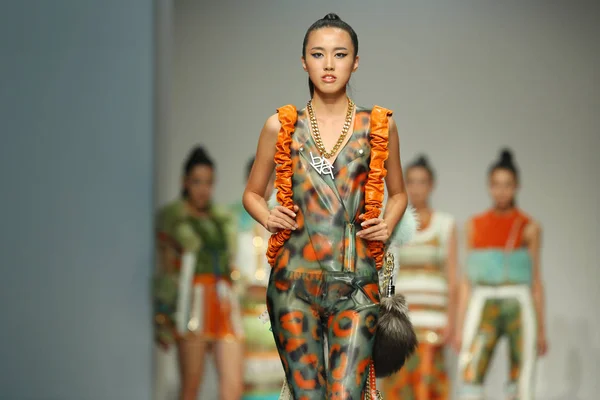 Modell Visar Skapelse Visa Modevisning Shanghai Fashion Week Vår Sommar — Stockfoto