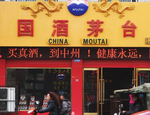 Bisikletçiler Xuchang Kweichow Moutai Bir Mağaza Geçmiş Binmek Orta Çin — Stok fotoğraf