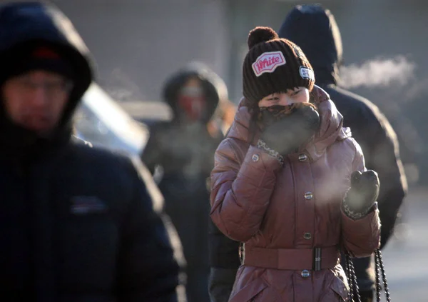 Китайские Пешеходы Шляпах Масках Против Холодной Прогулки Улице Городе Шэньян — стоковое фото