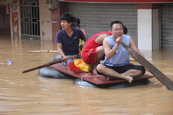 Los Residentes Locales Reman Una Balsa Una Calle Inundada Después — Foto de Stock
