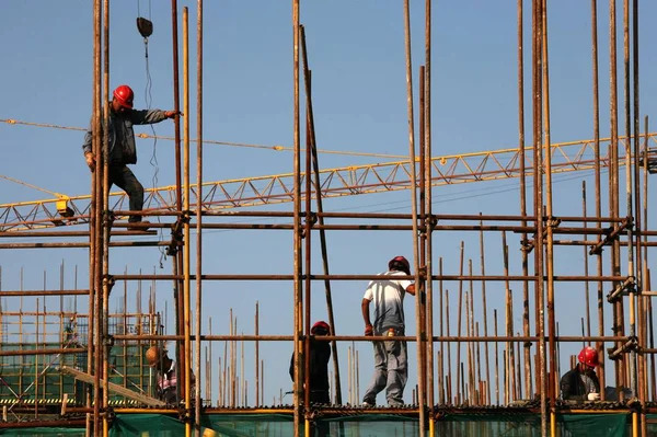 Κινέζοι Διακινούμενοι Εργαζόμενοι Χτίζουν Ικφώματα Έξω Από Ένα Νέο Οικιστικό — Φωτογραφία Αρχείου