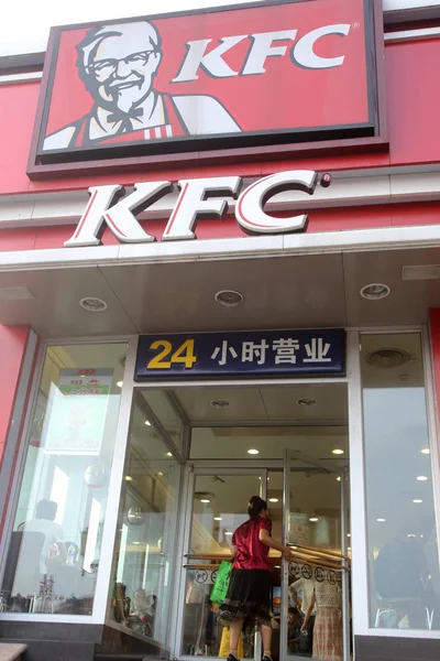 Clientes Entram Restaurante Fast Food Kfc Marca Yum Suzhou Leste — Fotografia de Stock