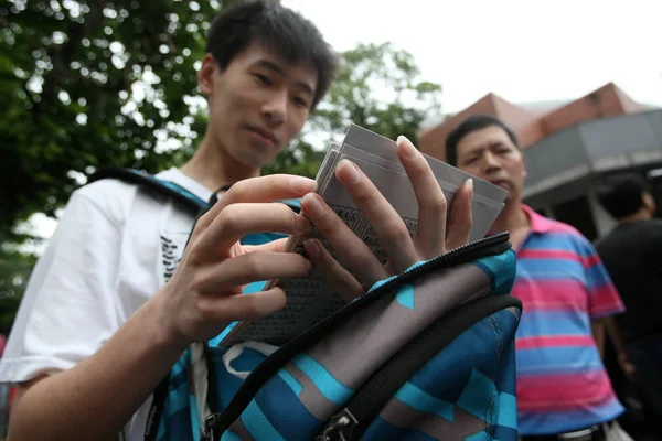 Ein Chinesischer Oberschüler Liest Ein Buch Während Vor Einem Testgelände — Stockfoto