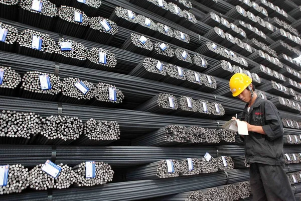 Chinese Worker Examines Stack Reinforcing Steel Rods Exported Steel Plant — Stock Photo, Image