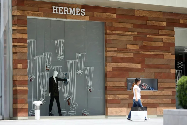 Пешеход Проходит Мимо Эксклюзивного Магазина Hermes Роскошном Торговом Центре Шанхае — стоковое фото
