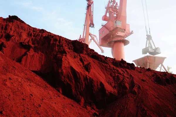 Grab Bucket Loads Iron Ore Cargo Ship Port Qingdao Qingdao — Stock Photo, Image