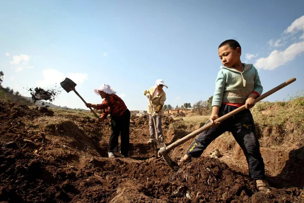 Ein Junges Kind Und Andere Dorfbewohner Graben Während Einer Dürre — Stockfoto