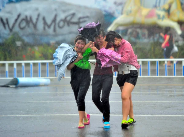 2013年11月10日 中国海南省三亚市台风 带来的强风和暴雨 中国行人冒着强风和暴雨 — 图库照片