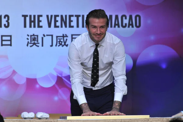 David Beckham Estrella Del Fútbol Inglés Imprime Las Manos Durante — Foto de Stock