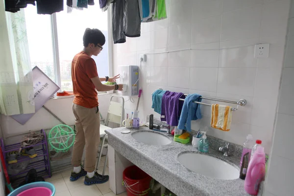 Egy Kínai Diák Megtölti Poharát Ivóvízzel Vízadagoló Kollégiumi Szecsuán Egyetem — Stock Fotó