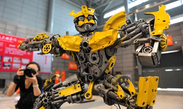 Robot Vyrobený Automatických Odřezků Tvaru Bumblebee Filmového Seriálu Transformátor Vyvěšován — Stock fotografie