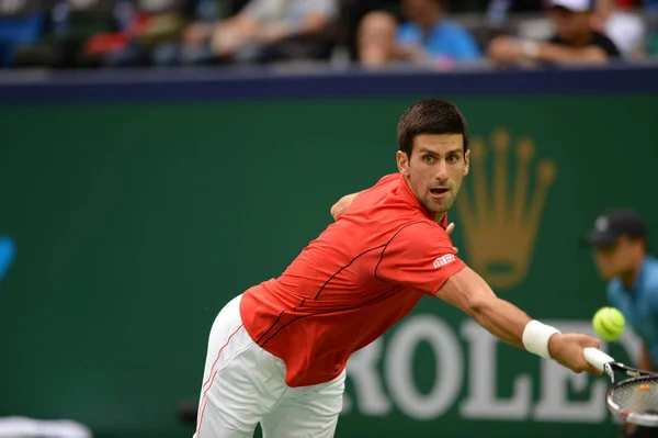 Serbias Novak Djokovic Retourne Balle Lors Match Contre Les Espagnols — Photo