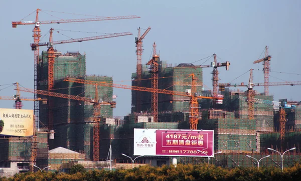 2013年9月18日 中国東部山東省済南市で住宅マンションプロジェクトの建設現場が撮影された — ストック写真