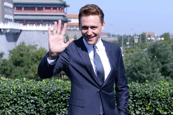 Acteur Anglais Tom Hiddleston Ondule Lors Photocall Pour Promouvoir Son — Photo