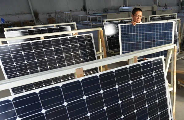 Trabajador Chino Lleva Paneles Solares Fábrica Shandong Hilight Solar Ltd — Foto de Stock
