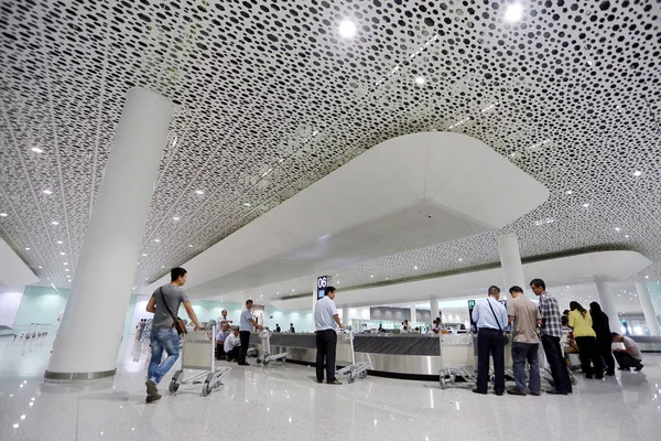 2013年10月26日 中国南部広東省深セン市での試運転中に 深セン宝安国際空港のターミナル3を訪問する人々 — ストック写真