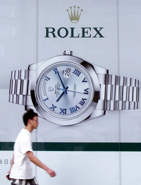Une Piétonne Passe Devant Une Publicité Marque Montres Luxe Rolex — Photo