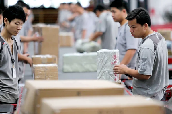 Китайські Робітники Сортувати Посилок Більшість Яких Приходять Інтернет Магазини Транпконних — стокове фото