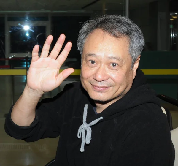 台湾电影导演李安抵达台湾台北桃园国际机场后挥手致意 2013年11月11日 — 图库照片