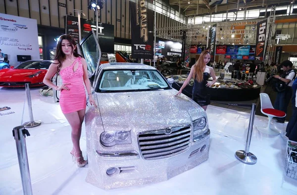 Молодые Модели Позируют Кристально Чистым Chrysler 300C Время Нанкинского Международного — стоковое фото