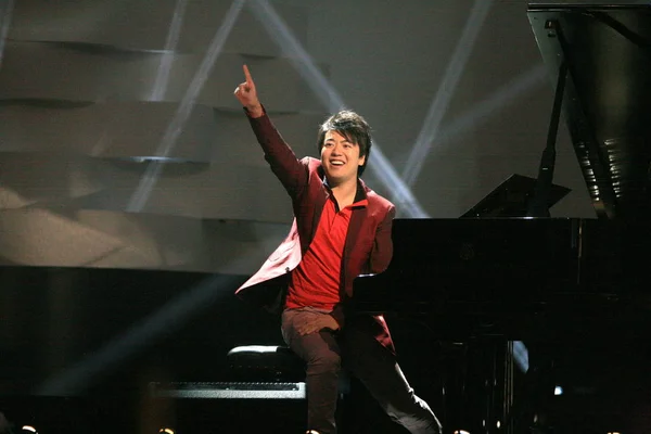 中国のピアニストラング ラングは 英国ロンドンのロイヤル アルバート ホールで 古典的なブリット アワード2013中に実行します 月2013 — ストック写真