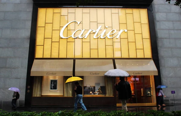 Pedestres Passam Por Uma Boutique Cartier Chongqing China Setembro 2013 — Fotografia de Stock