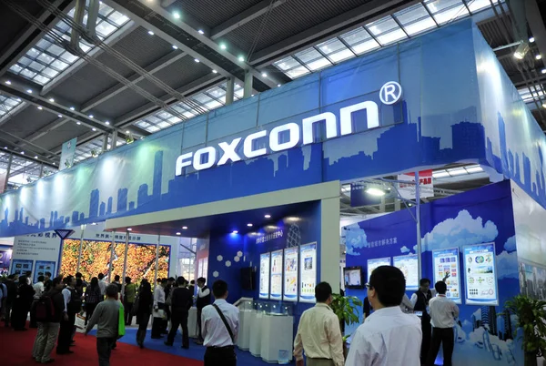 Látogatók Séta Múltban Stand Foxconn Egy Tisztességes Shenzhen Város Dél — Stock Fotó