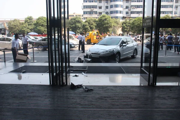 Poškozené Peugeot 408 Zaparkováno Náměstí Mimo Pangdonglai Times Square Kde — Stock fotografie