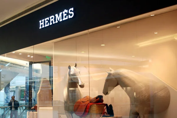 Cliente Passa Por Uma Loja Hermes Shopping Center Xangai China — Fotografia de Stock