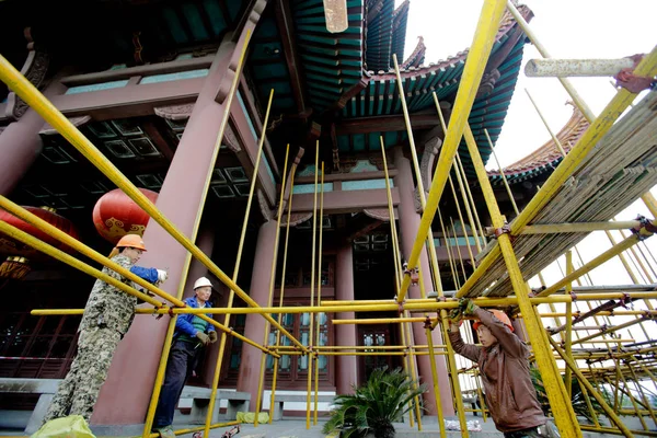 Chinesische Arbeiter Bauen Gerüste Den Gelben Kranturm Auch Huanghelou Pavillon — Stockfoto