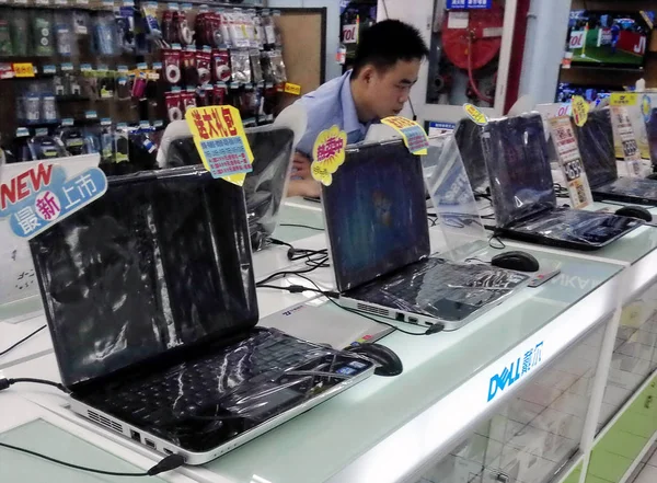 Plik Komputery Przenośne Firmy Dell Sprzedawane Supermarkecie Szanghaju Chiny Czerwca — Zdjęcie stockowe