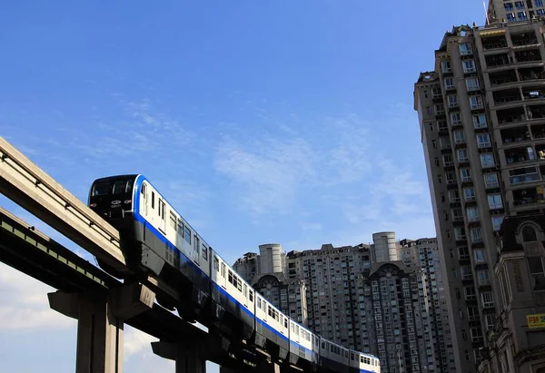Een Lightrail Trein Rijdt Een Viaduct Chongqing China Mei 2013 — Stockfoto