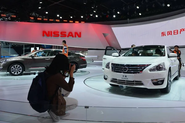 Látogató Néhány Fotót Készít Egy Nissan Teana Nissan Standjánál Alatt — Stock Fotó