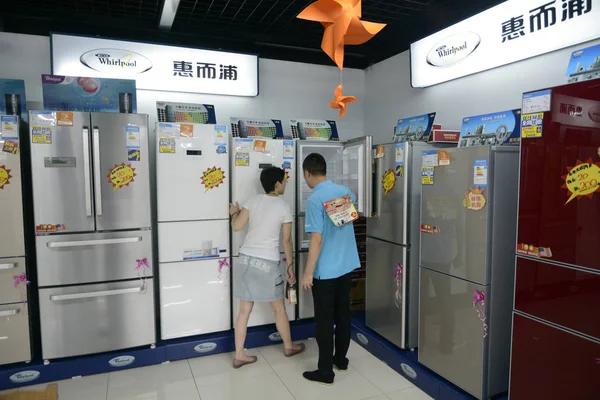 Филе Китайский Клерк Помогает Покупателю Купить Холодильник Whirlpool Магазине Бытовой — стоковое фото