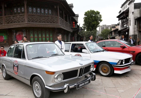 Empregado Chinês Está Lado Carro Velho Temporizador Bmw 2002 Durante — Fotografia de Stock