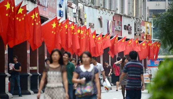 Fotgängare Förbi Kinesiska Nationella Flaggor Som Visas Butikerna Längs Gata — Stockfoto