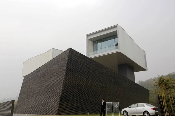 Funcionário Fica Frente Museu Arte Sifang Projetado Pelo Arquiteto Nova — Fotografia de Stock